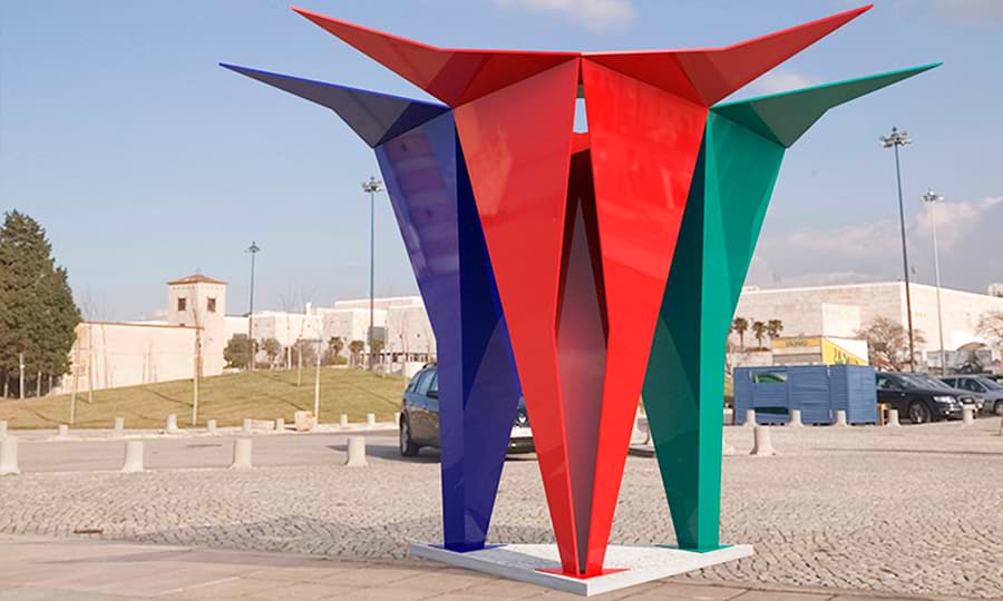 Escultura urbana multicolor de formas geométricas